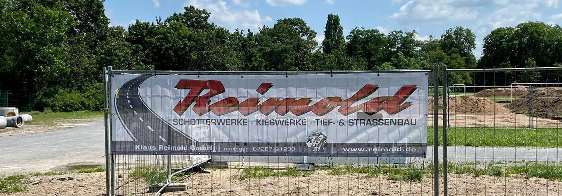 Baustellenzaun mit Reimold Werbebanner